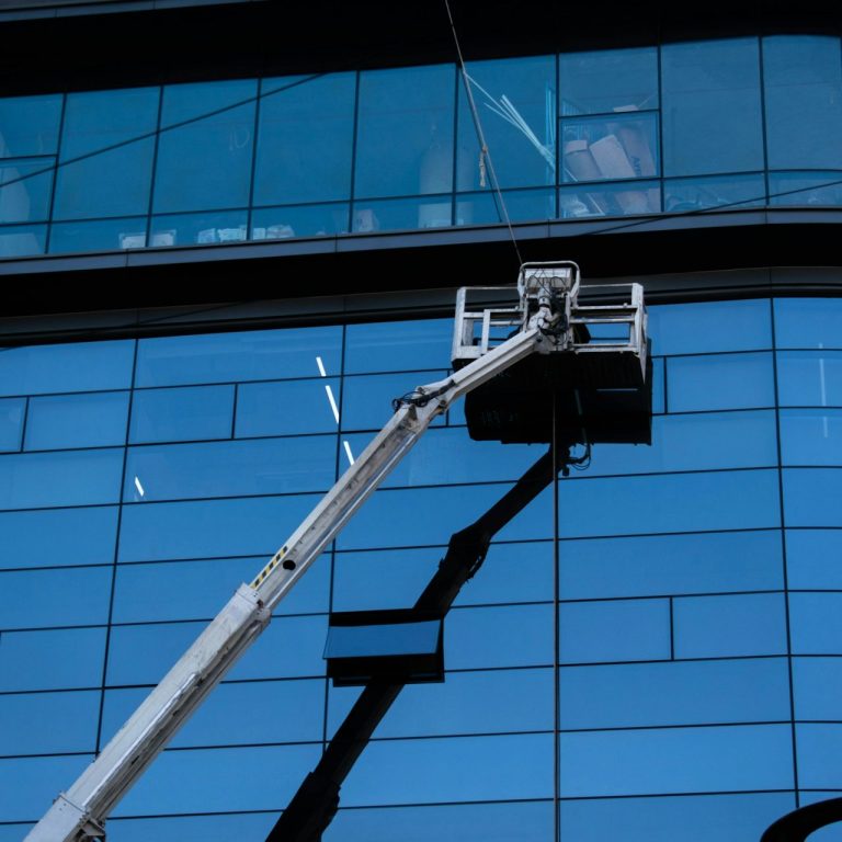 Glasreinigung an Bürogebäude in Wesel mit Hubarbeitsbühne Professionelle Glasreinigung Wesel